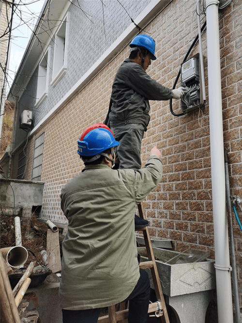 图为:电工师傅正在帮用户查找漏电原因. 胡志峰摄