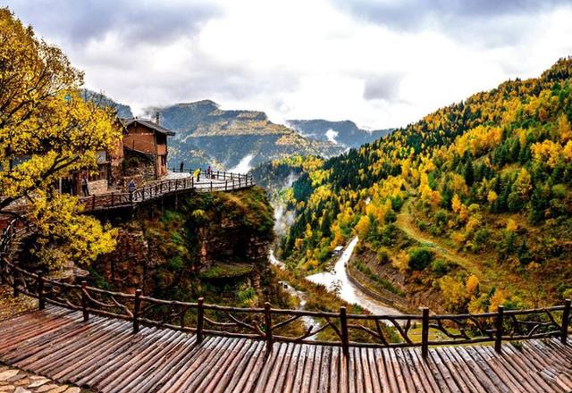山西的一古村，悬挂于2300米峭壁上，原生态环境令人向往