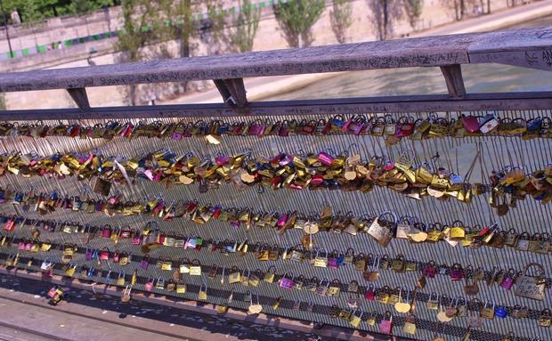 巴黎著名景点爱情锁桥早已不存在，游客千辛万苦到达景点发现真相