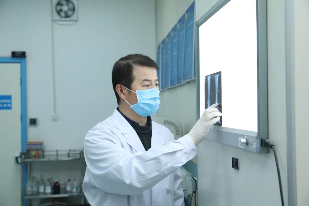 急诊科医生王彦军:两天一夜坚守病人寸步不离