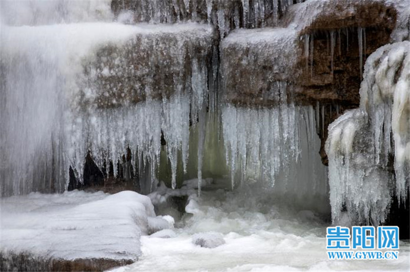 【图集】太壮观！贵州龙里金龙吐水形成冰瀑