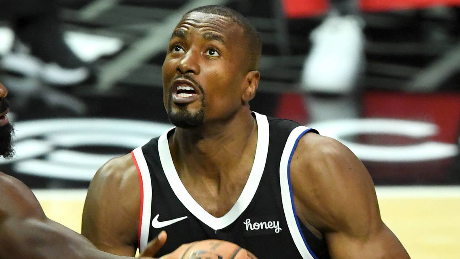 保罗-乔治,科怀-伦纳德,尼古拉斯-巴图姆和塞尔吉-伊巴卡的首发阵容