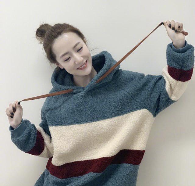 白冰乘风破浪后事业回暖,拼色卫衣超减龄,皮肤白皙亮眼