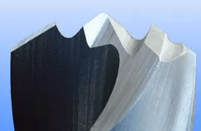 钻头部切削部分增加两条对称的月牙槽,将普通麻花钻的一尖三刃变成三