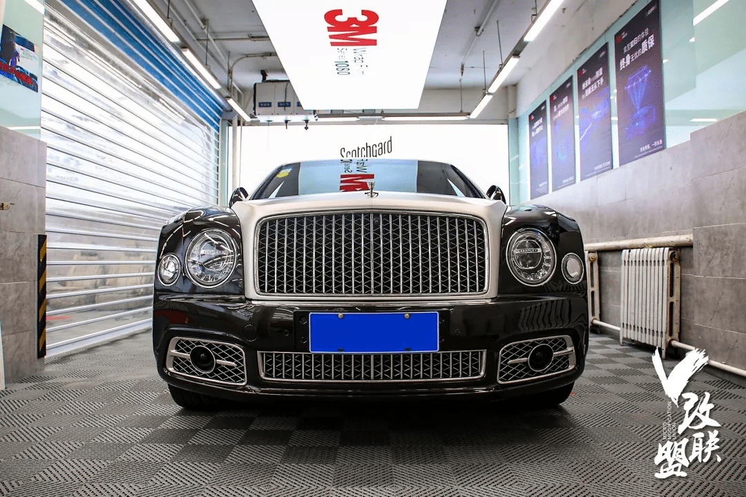 宾利慕尚豪华双拼汽车改色案例,金属银黑搭配堪称顶级车改色首选