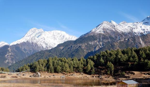在西藏400块钱能坐大巴出国玩，签证还免费，一路看珠穆朗玛峰