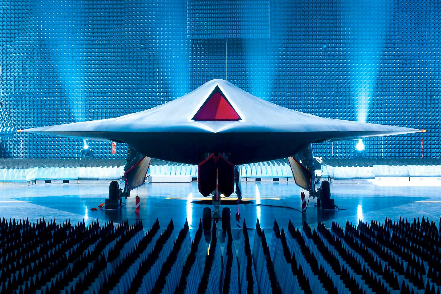 原创雷神隐身无人机实力强大,能超远程火力打击,是英国镇国利器