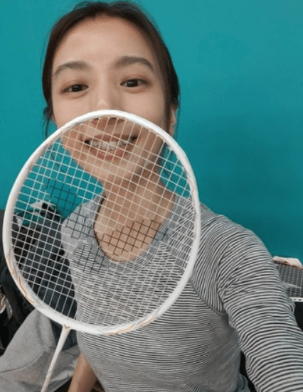 hebe晒打羽毛球素颜自拍 皮肤白皙透亮状态超好_手机搜狐网