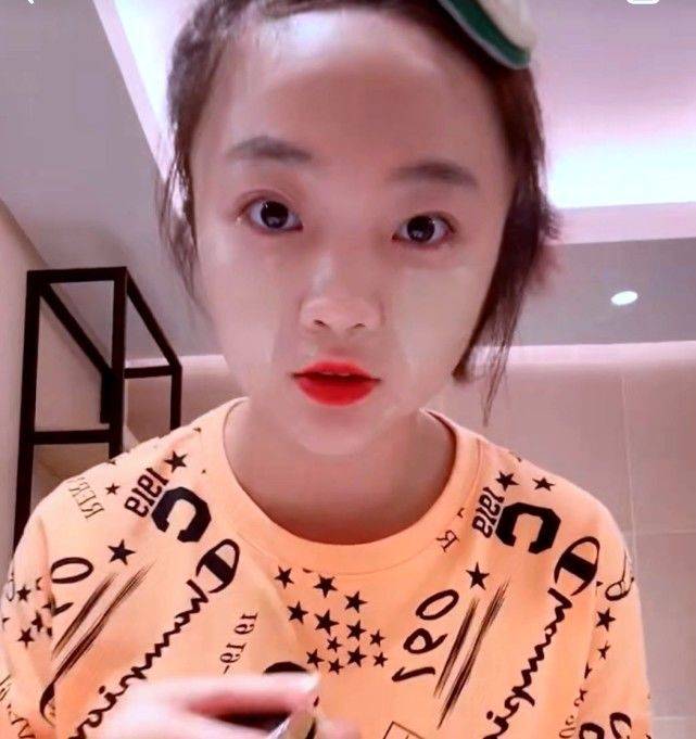 原创21岁林妙可化身美妆博主,胖的拉链拉不上,还让60岁母亲给她打扮