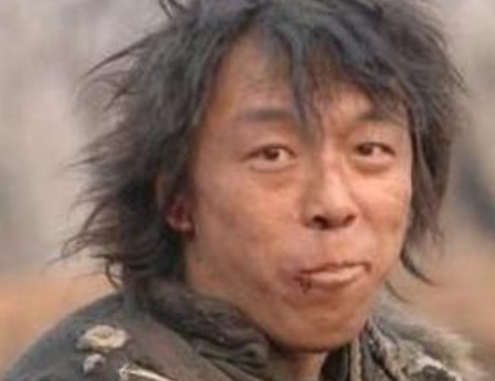 同是演乞丐,周星驰用手抓饭, 刘德华睡大街, 杨颖是来搞笑的