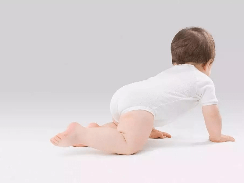 并且,我们需要了解的是,宝宝的腿型在早期发育的过程中,由于髋关节的