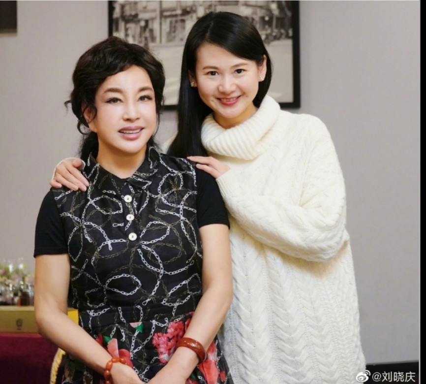 刘晓庆晒合影,脸僵硬做表情都一样,老了就该顺其自然接受衰老!_显得