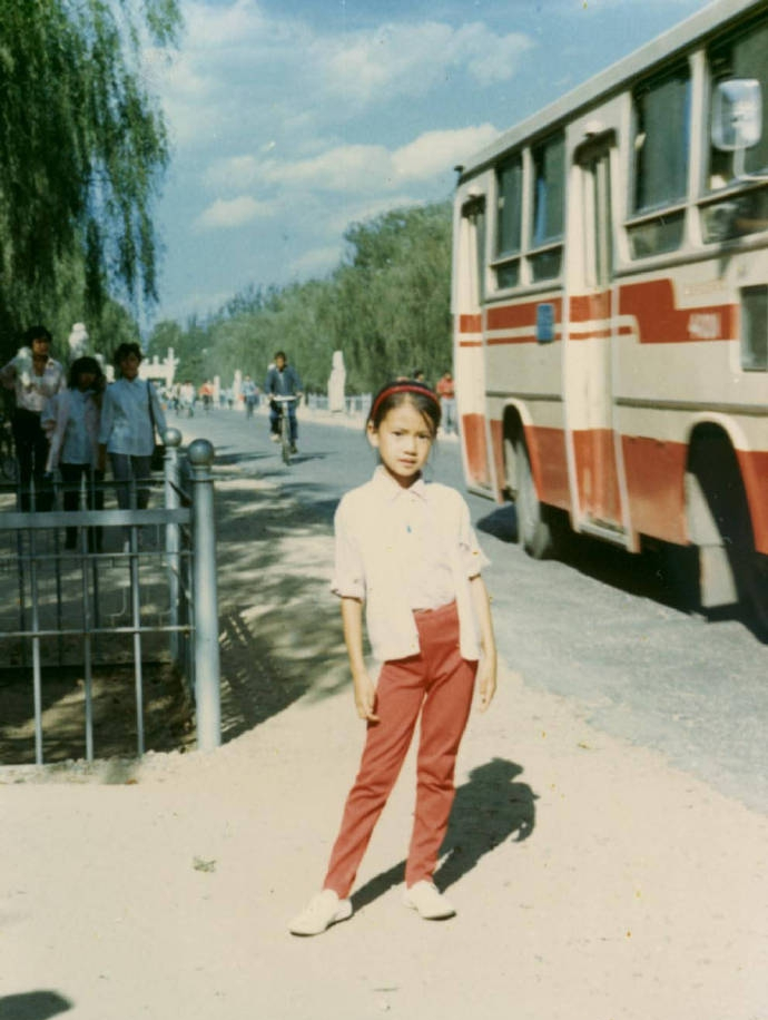 1月12日,粉丝团晒出了一组高圆圆的童年旧照,照片有留着短发的婴儿照