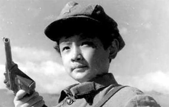 出道6年遭冷遇,因童颜出演红楼走红,痛失爱子今53岁满头白发_欧阳奋强