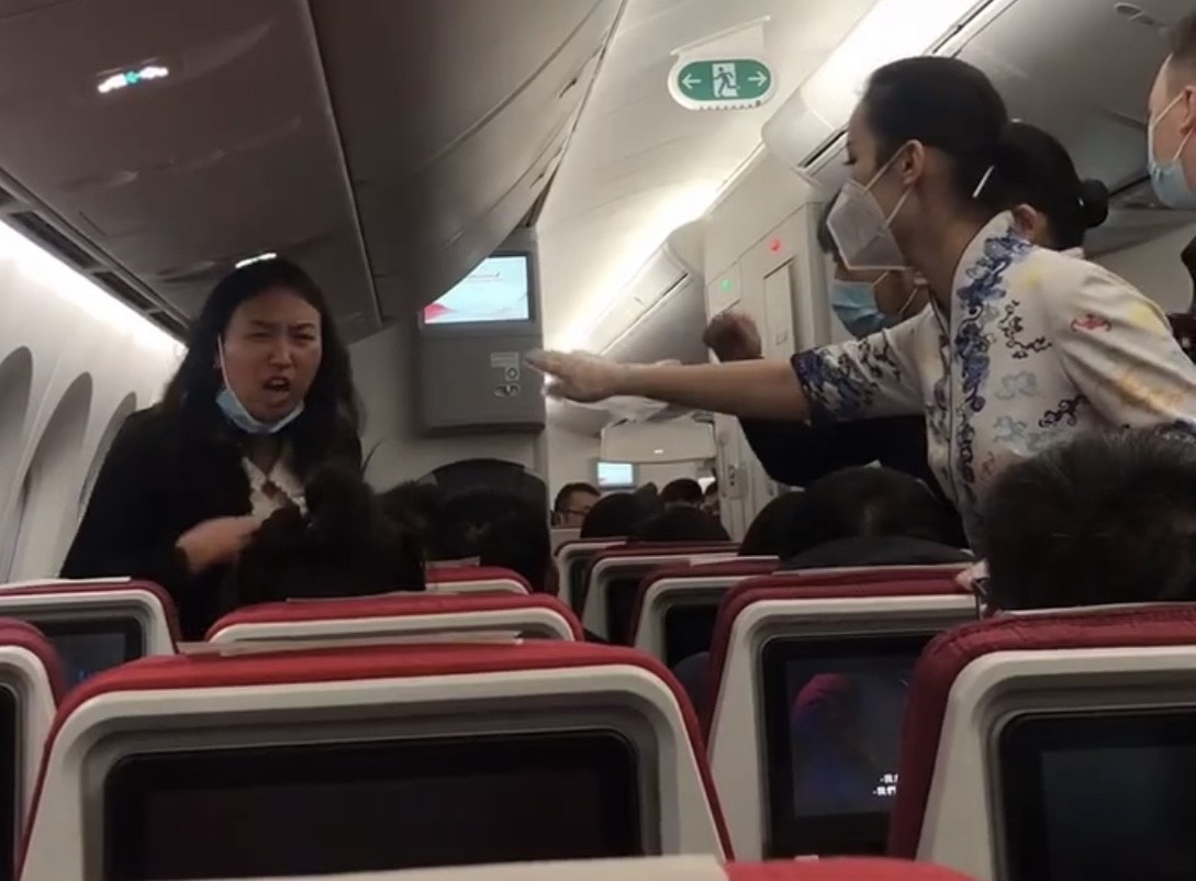 海南航空航班上女子摘口罩大闹机舱,还碰瓷安全员袭胸:他摸我这_乘客