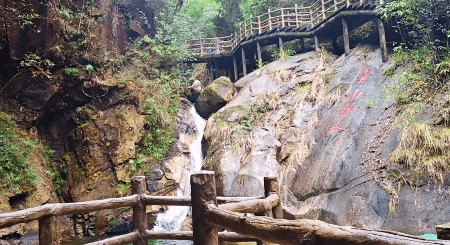 湖南郴州新建猴王寨，绿水青山瀑布成片，不见古寨不见猴
