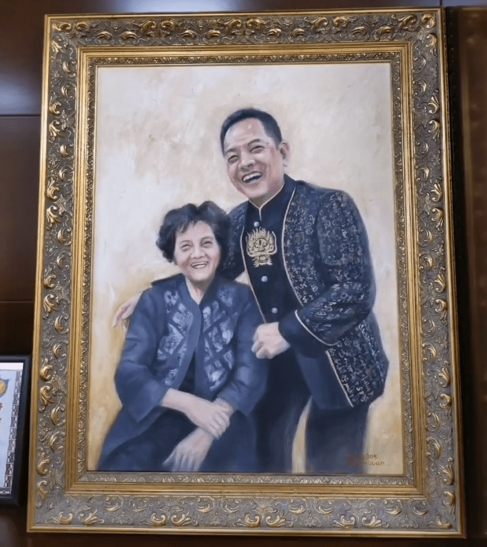 视频回击,而曝光的视频中,崩牙驹的身后挂着的画像并不是全家的合照