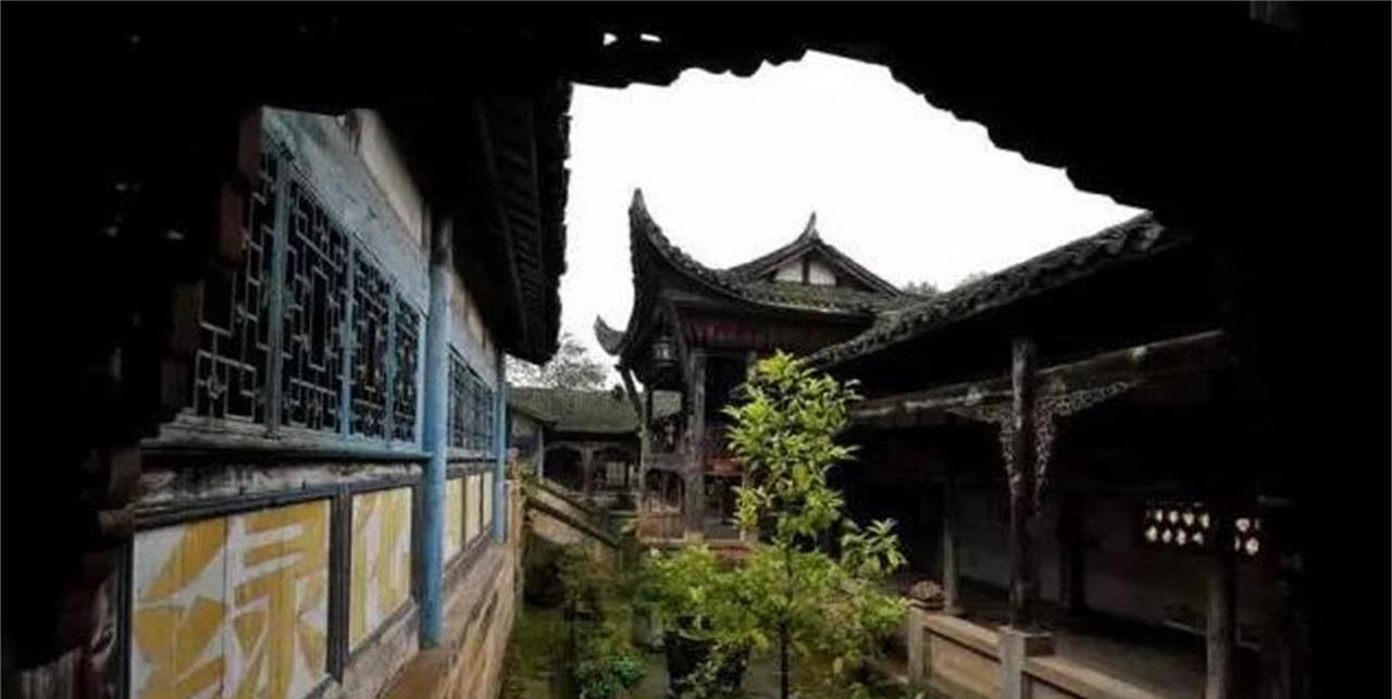 重庆深山里的神秘“豪宅”，花3450万元打造，却没有大门