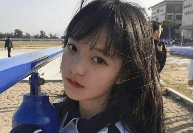原创一组校花的照片火了:从小学到大学,哪个时期的校花惊艳了众人?