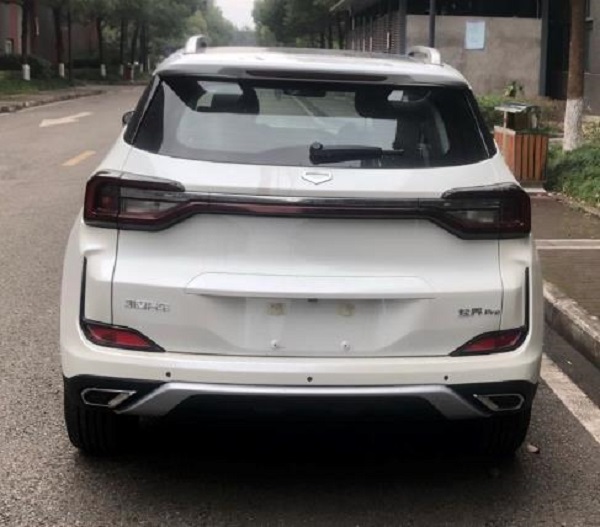 车尾方面,新款凯翼炫界车型基本延续了现款车型的设计,依旧采用了贯穿