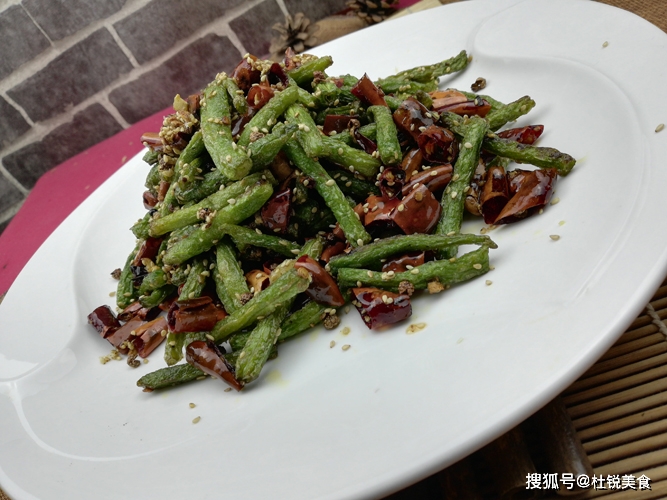 简约版干煸芸豆,简单易行适合零基础在家做,麻辣干香好吃下饭
