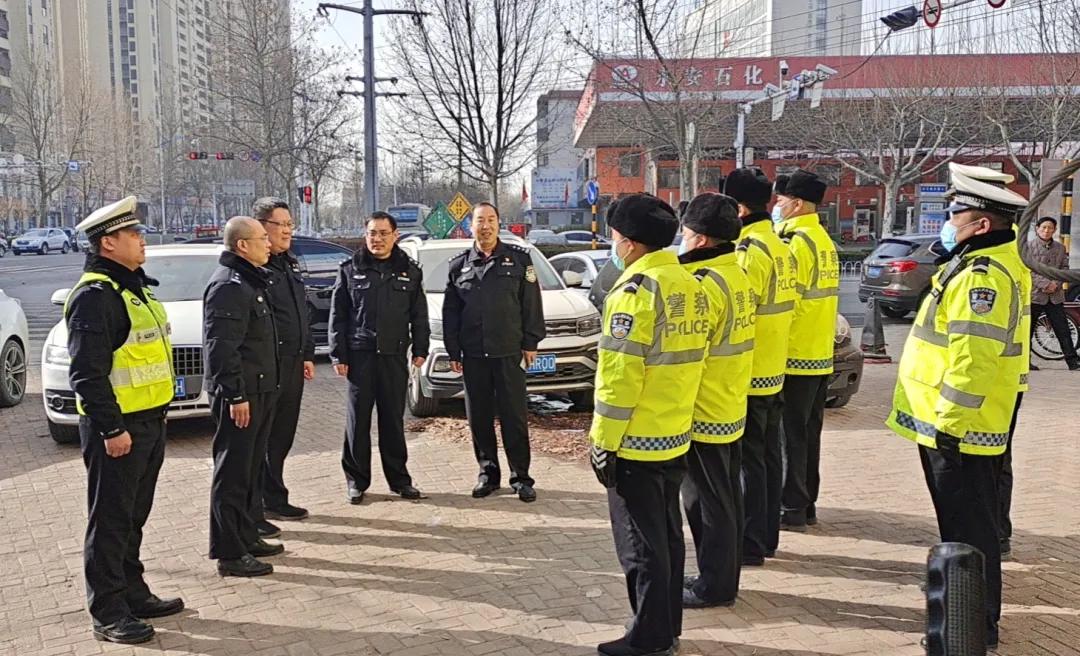 1月12日,临沂交警直属二大队领导深入路面一线对中队道路管控,事故