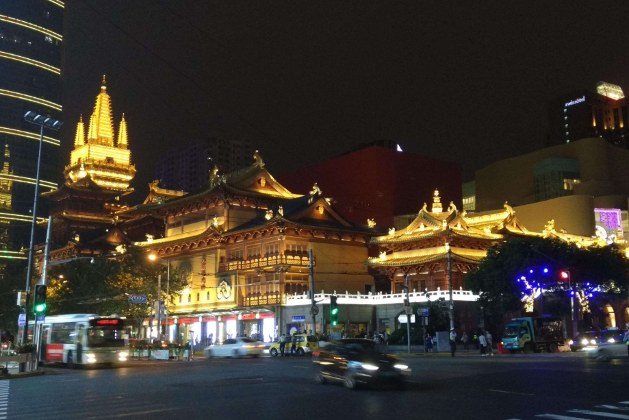 上海最豪横的寺庙走红，外表贴金佛像纯银，门票50香火旺盛