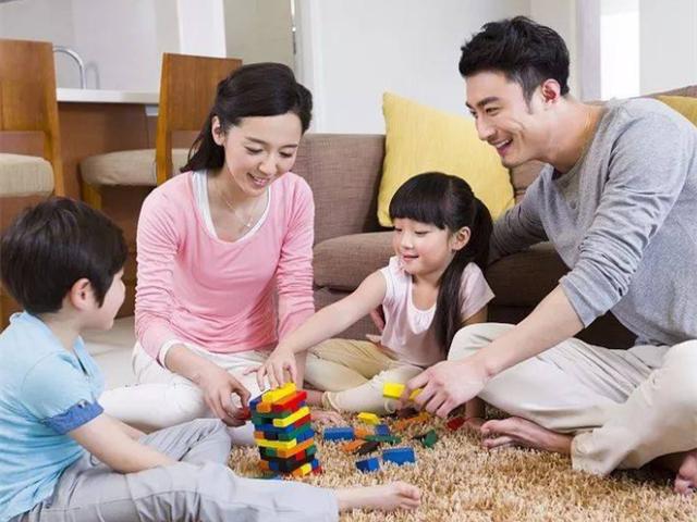 孩子经常以哭闹过激的行为吸引家长注意,尤其是孩子的表现欲越发增强