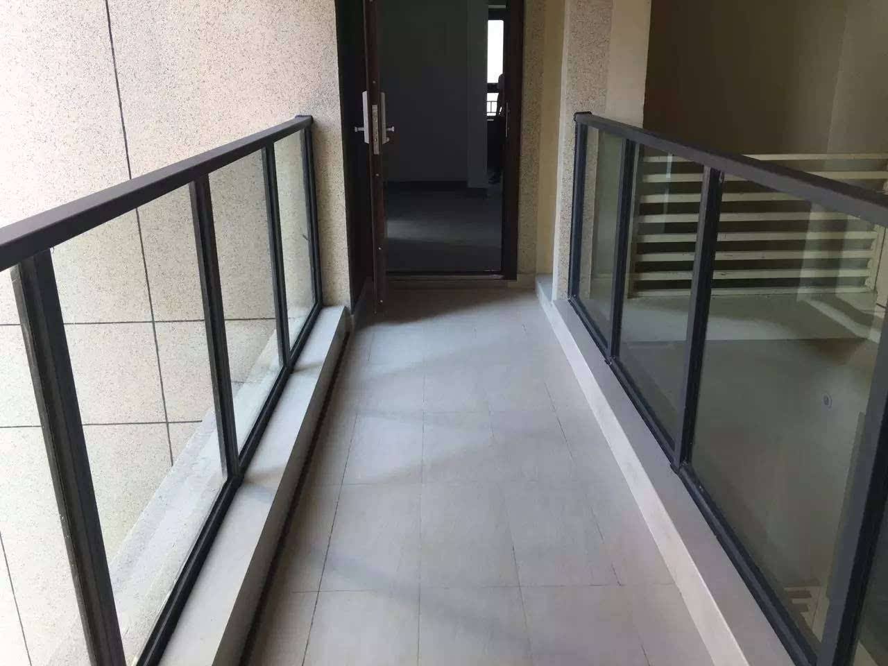 两梯四户连廊房中间两户都是我的物业凭啥不让我封中间走廊