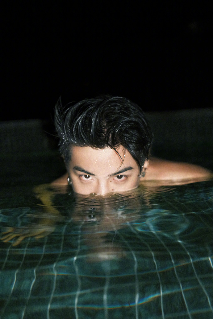 黄明昊冬日反季节写真湿发日系带你一秒入夏