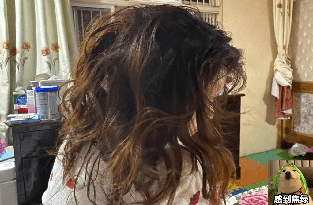 有种"辣眼睛发型"叫鸡窝头,坐月子42天没洗过头,味道让人上头_洗头