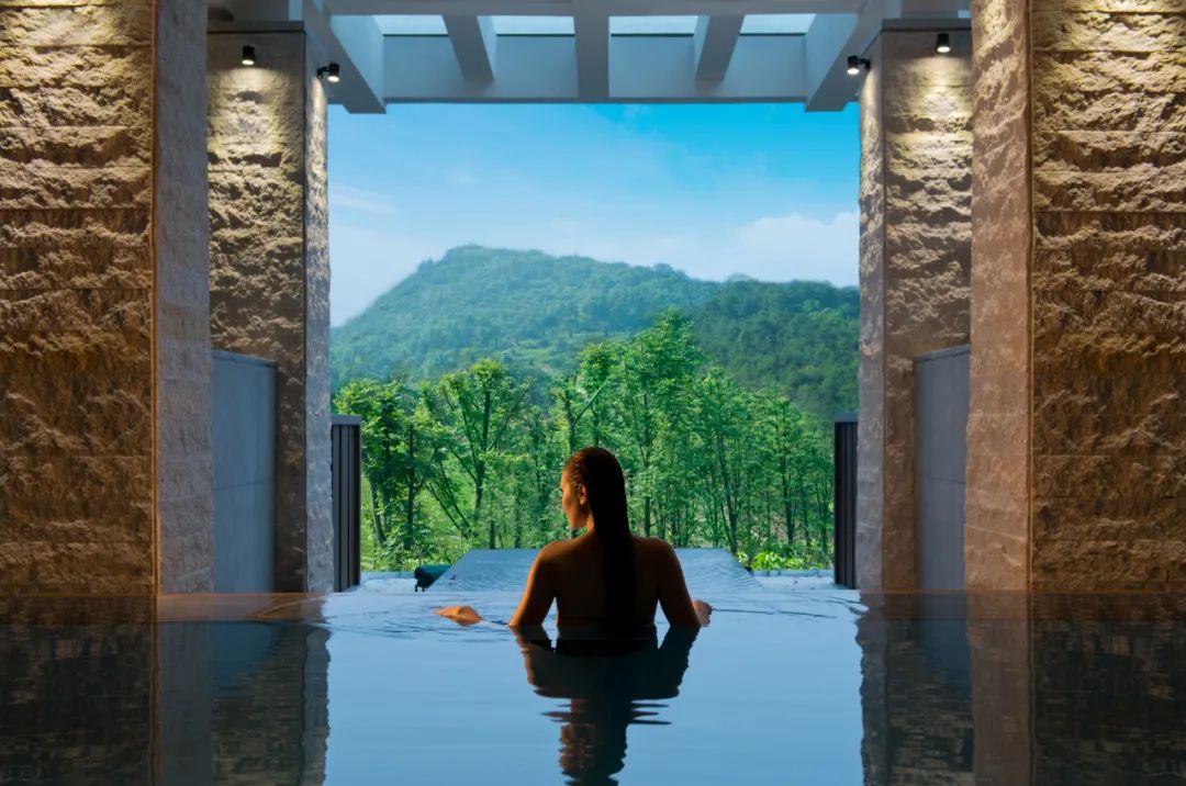 重庆北碚悦榕庄山居泡温泉醉卧松林间