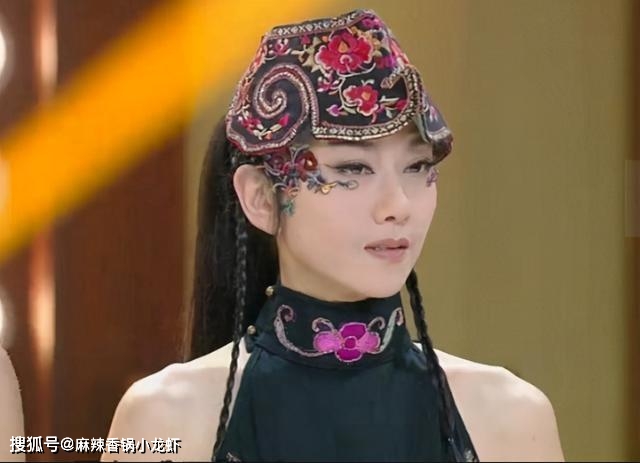 杨丽萍在肉身上画衣服跳舞10年不摘帽子究竟是何缘由