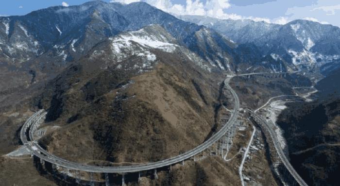 这才是中国的天路，240公里全程高架，人称“云端高速”！