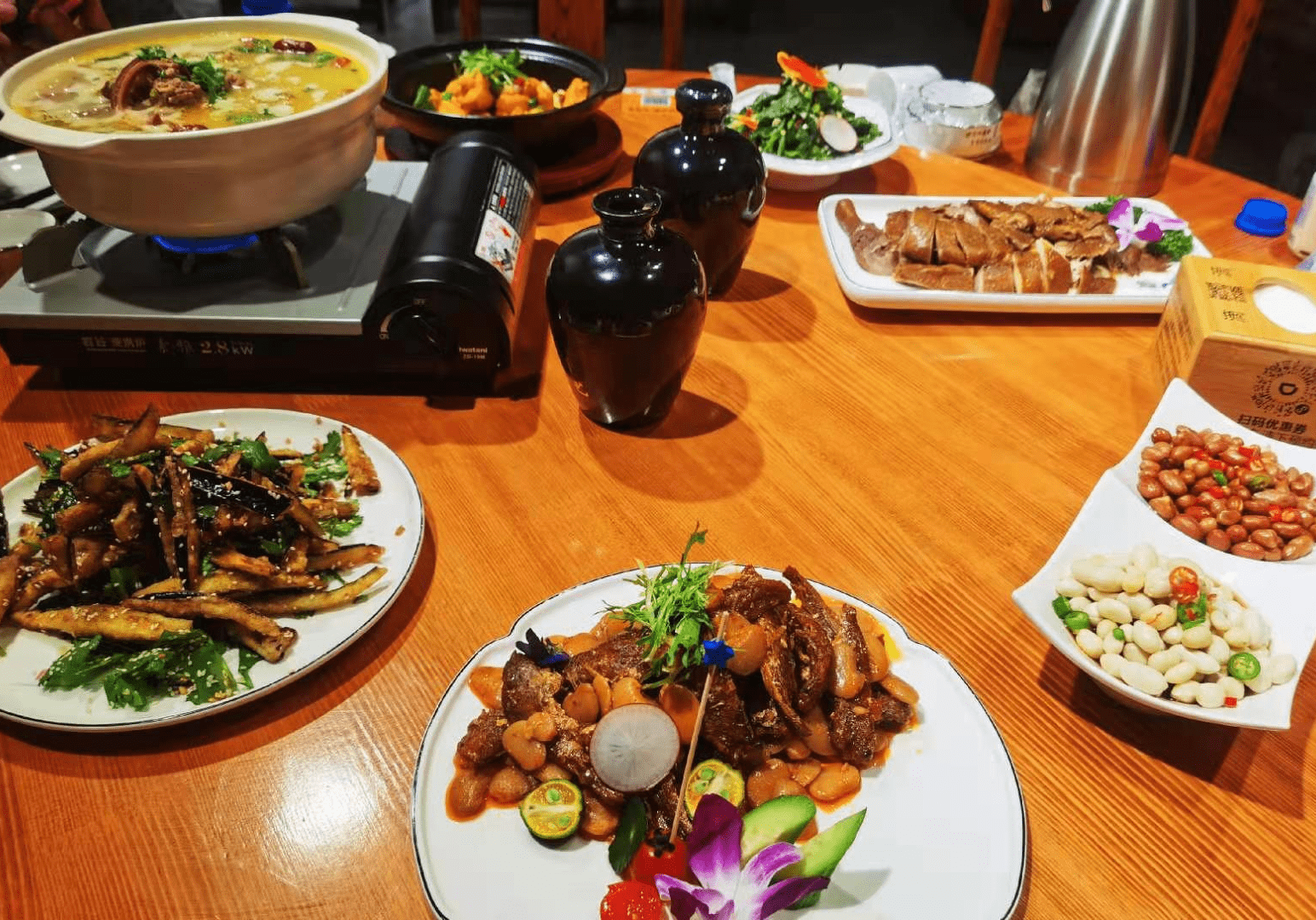 今天和朋友一起吃饭,朋友足足点了8道菜,菜式有