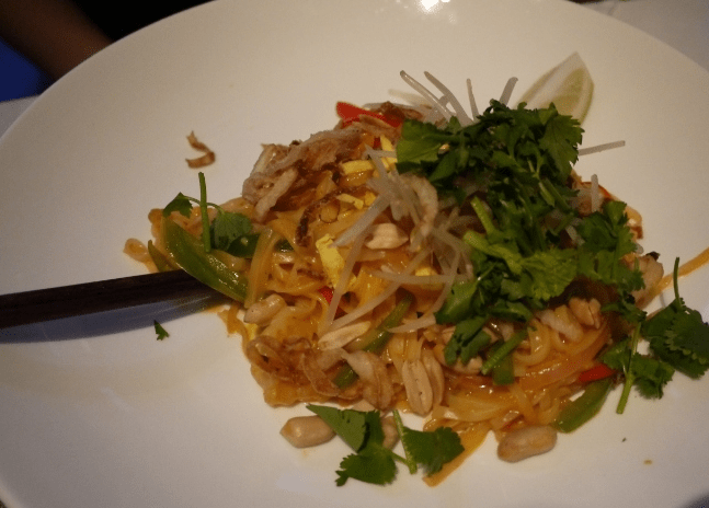 在越南，为何不要吃老板多给的“小菜”？导游：吃了你就明白了