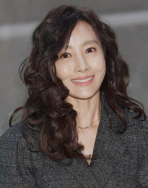 在剧中与后辈罗惠美同框的时候甚至会令人误以为她们是两姐妹.