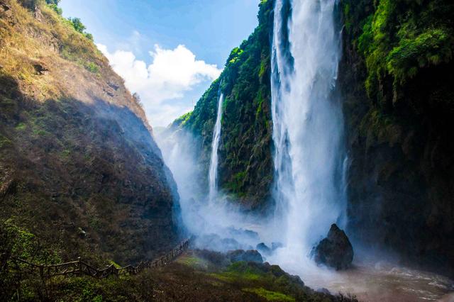贵州有个深200多米的峡谷，是地球最美的伤疤，一眼可见13条瀑布