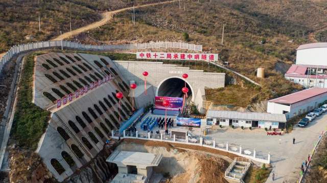 中越国际通道弥蒙铁路最长隧道贯通