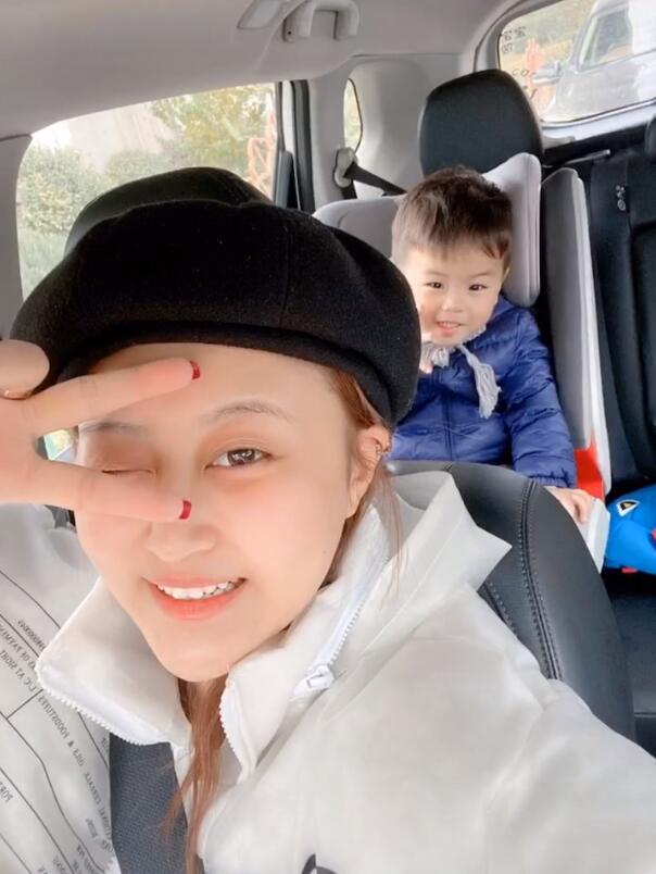 孙侨潞亲姐绿魔仙被质疑蹭妹妹热度此号停更头像背景图有深意