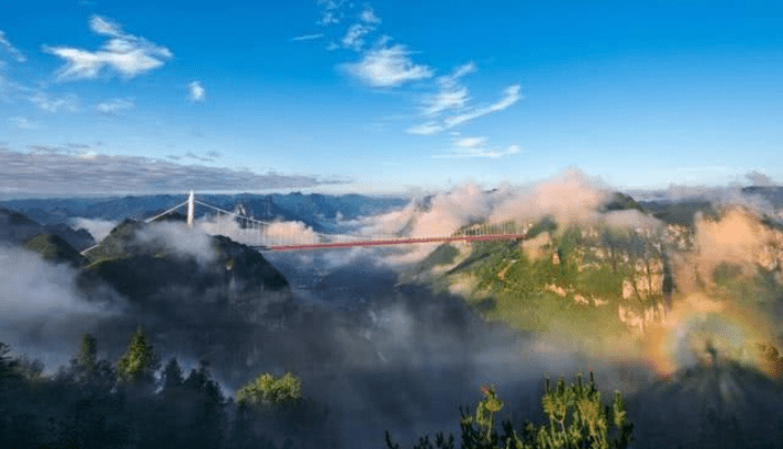 湖南的矮寨大桥，花15亿打造而成，如今成为著名旅游景点