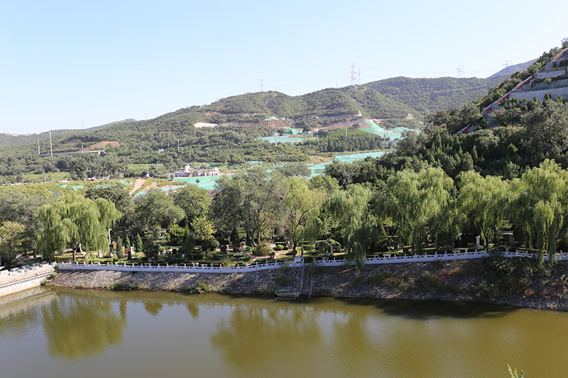 北京周邊陵園公墓比較多,北有中華永久陵園,南有永福,萬桐園公墓,東有