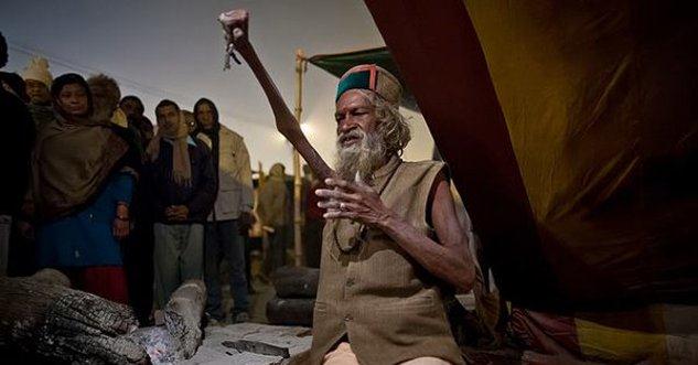 印度最能吃苦的苦行僧：高举右手臂46年，如今想放下也放不下