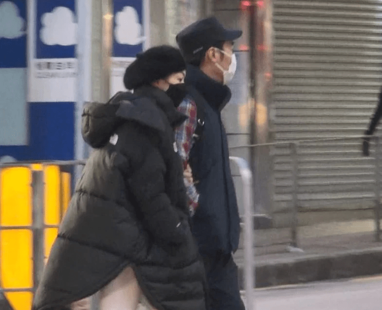 49岁郑秀文与许志安挽手逛街 出轨风波后仍恩爱