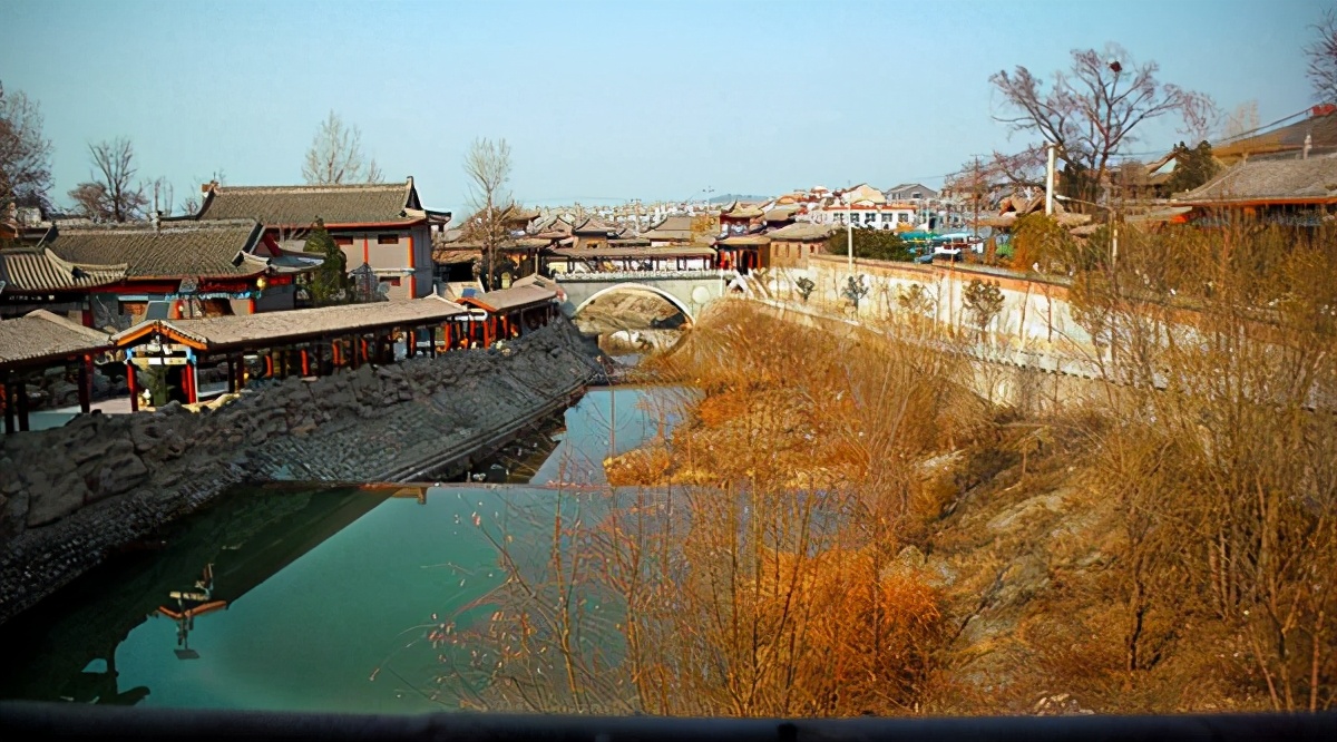 西安一处景区，售票厅长满杂草，大门无人看管，内部很美