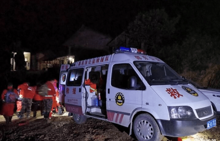 来自邵东灵官殿山火扑救现场:烈火中,那最美的逆行者.