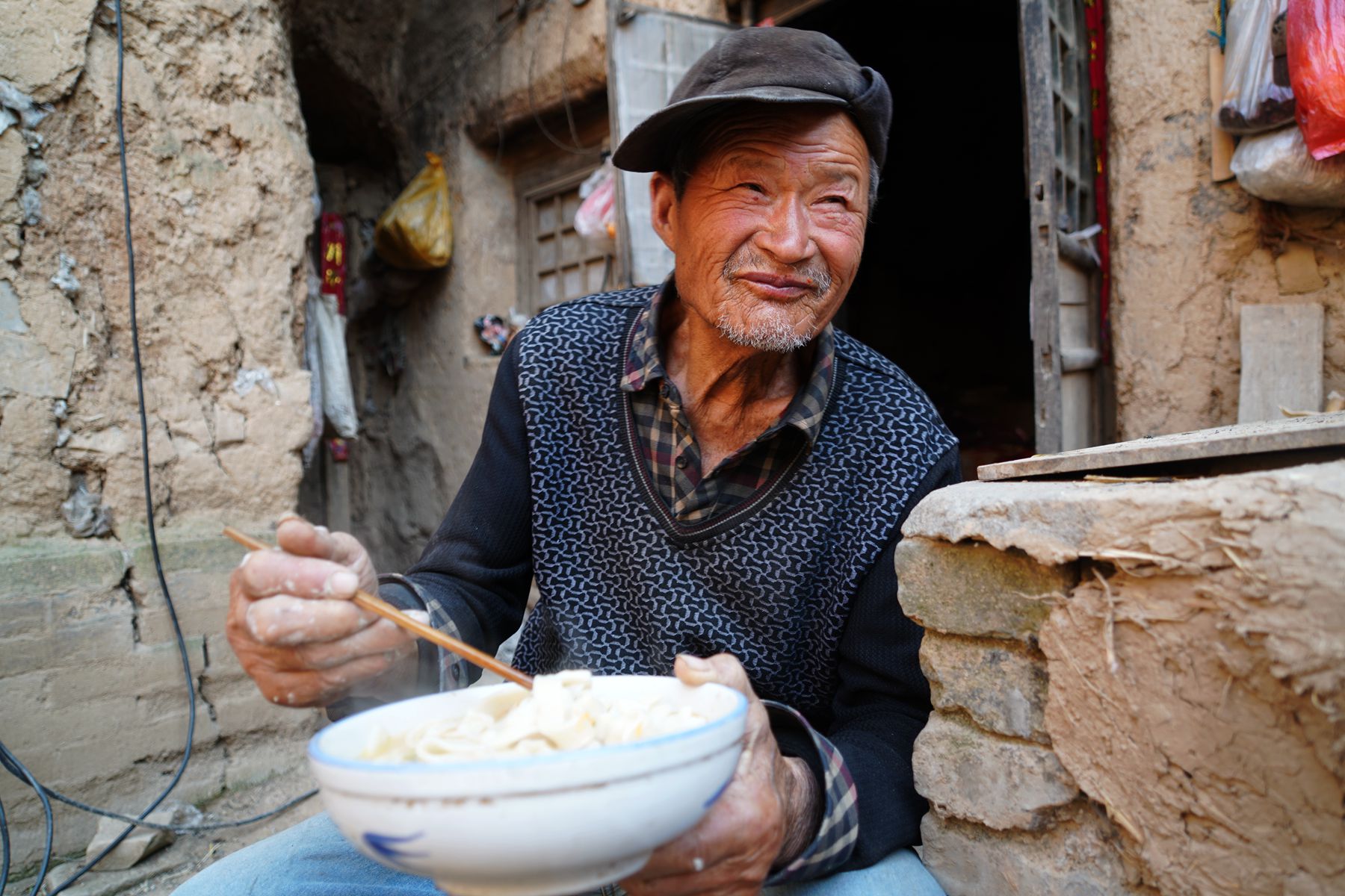 原创河南农村7旬大叔吃饭的大钵碗网友说是元青花看看啥样