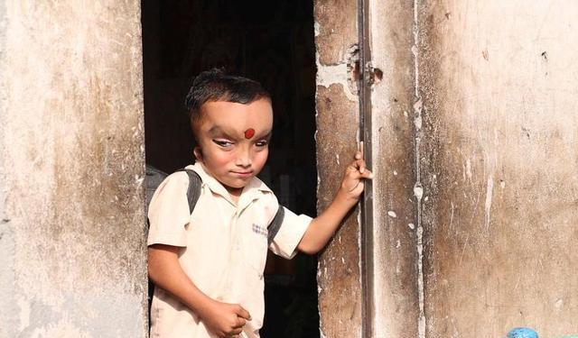 印度最神奇的男童，被认为“象头神转世”，当地人跪拜求好运