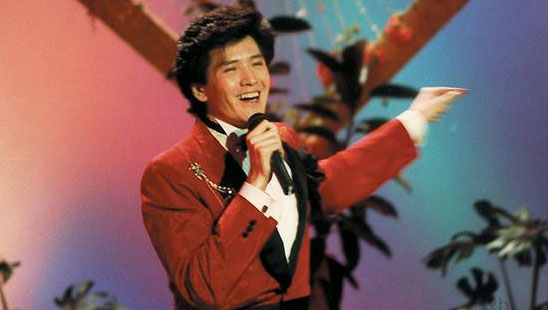 凭借《冬天里的一把火》登上春晚,迅速走红,如今60岁活成这般_费翔