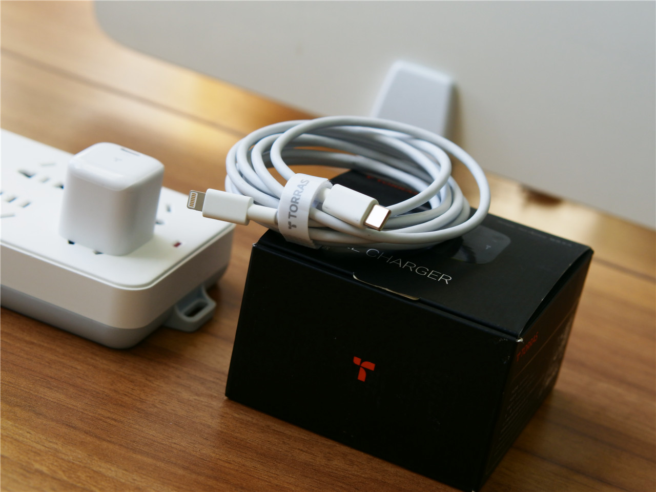 图拉斯小冰块20w pd充电头可以直观的看到到要比苹果原装快充头体积上